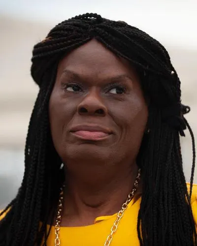 Dee Farmer headshot.