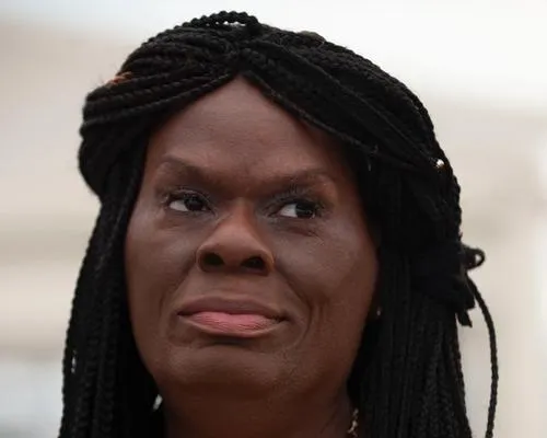 Dee Farmer headshot.